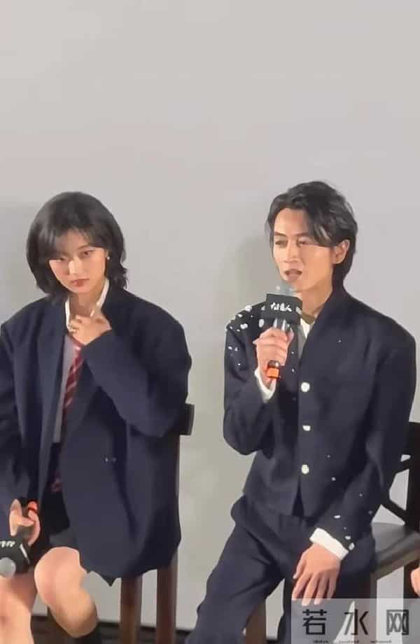 陈晓瘦成纸片人，宣传现场体力不支直喘粗气，看题板要眯眼驼背