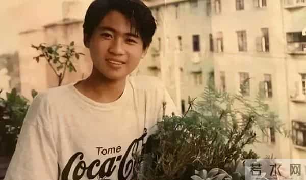 韩寒三重门讲的什么?是他本人所写还是韩仁均代笔