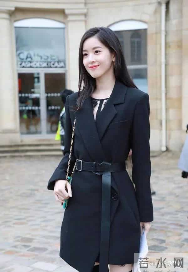 合影被裁？奶茶妹妹的千亿名媛晋级路还有多长？