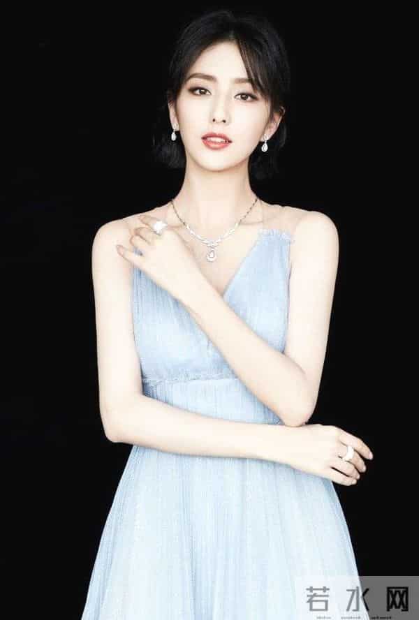 被34岁的佟丽娅美哭了，身穿一条雾霾蓝纱裙，嫩回18岁！