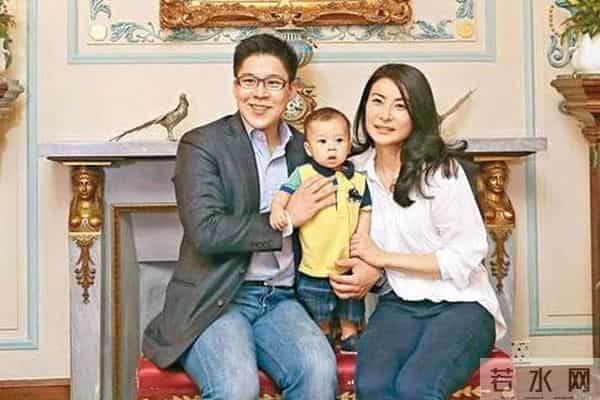 霍启刚郭晶晶逛画展大秀恩爱,腹部微凸疑怀第4胎,结婚8年生3子