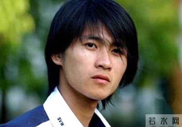 韩寒老婆女儿罕见露面，穿长裙配短发气质好，9岁小野眼睛真像爸