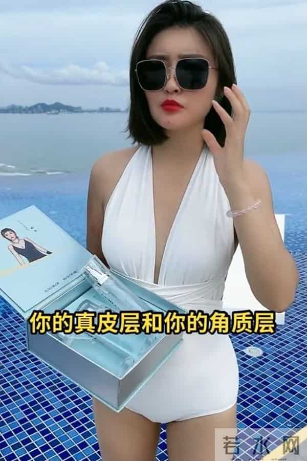 赵本山徒孙带货太拼！穿性感泳衣领口大开推销产品，还曾上过春晚