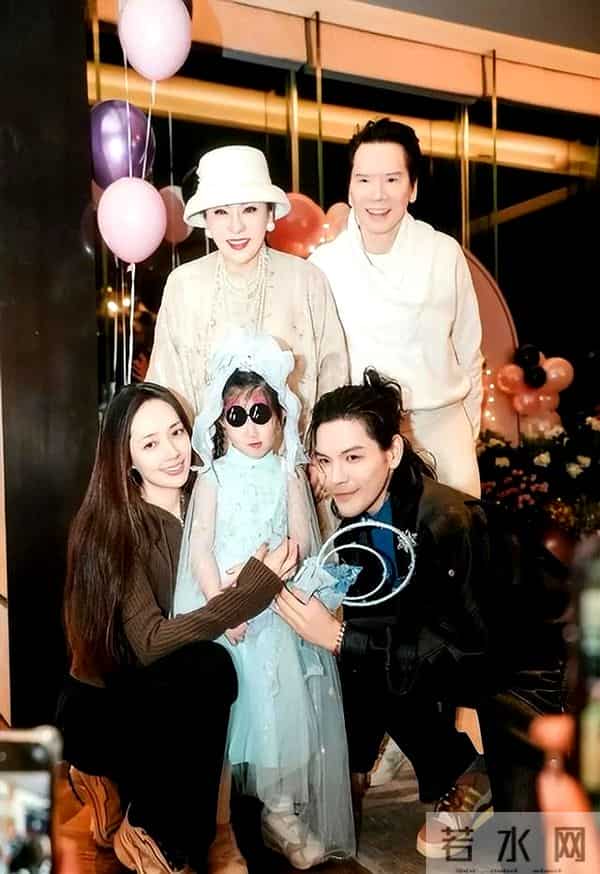 郭碧婷在家自拍曝光内景！面积小装修简单显拥挤，41岁长不少白发