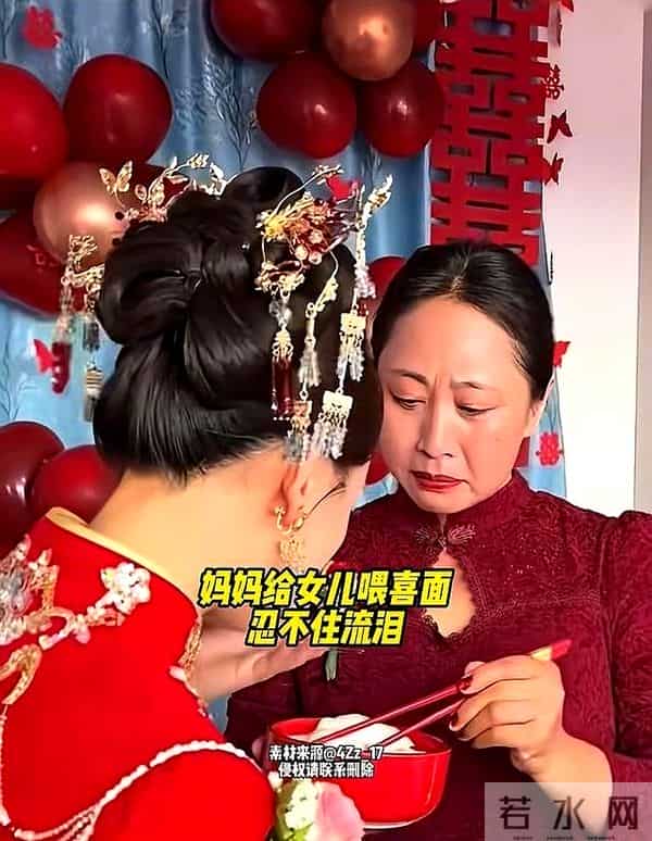 丈母娘哽咽给新娘喂了饺子，新郎秒变脸，网友：有眼力见！