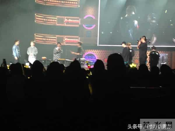 超惊险!BIGBANG大声开唱玩掉麦克风 胜利偷婊T.O.P