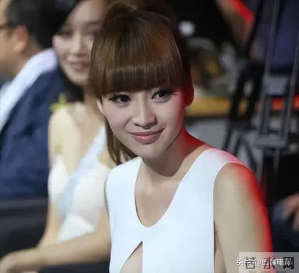 柳岩双腿瘦成竹竿,不再性感美艳的她,却终于抬起了头