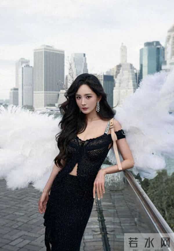 时尚女王杨幂参加维密大秀 穿镂空闪钻胸衣性感撩人