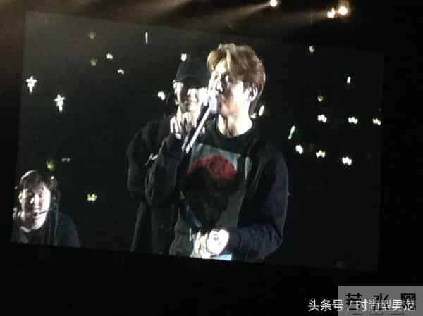 超惊险!BIGBANG大声开唱玩掉麦克风 胜利偷婊T.O.P