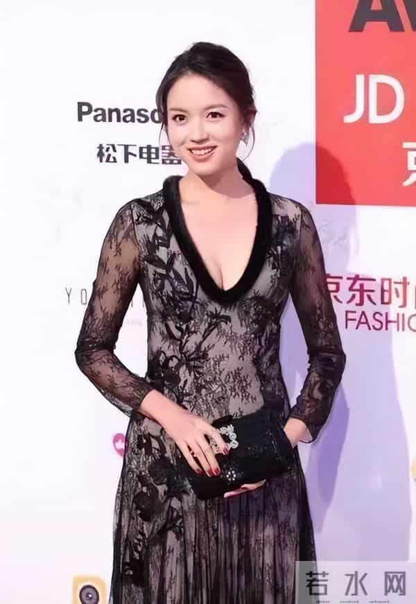 张梓琳不愧是世界小姐,穿黑色蕾丝裙优雅大方,模特身材令人羡慕