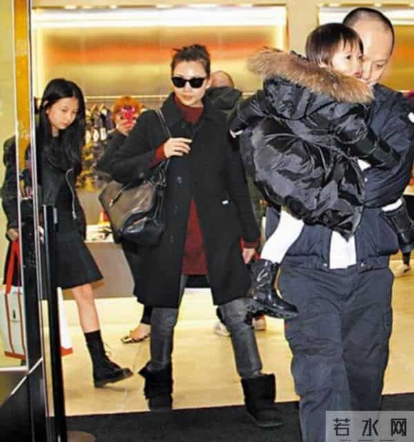 伊能静晒儿女合照 称作为母亲有爱的能力