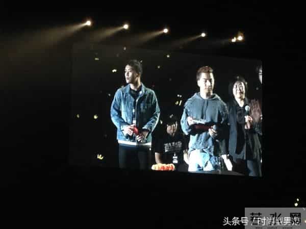 超惊险!BIGBANG大声开唱玩掉麦克风 胜利偷婊T.O.P