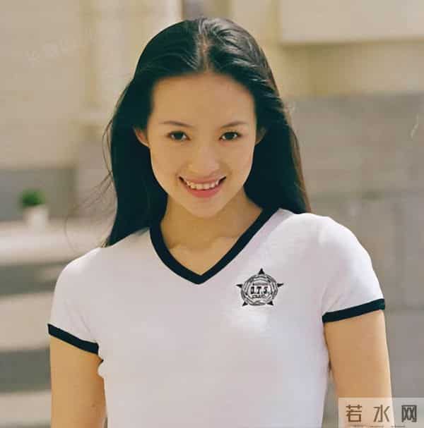 穿肚兜领奖，给成龙“接提子”，章子怡的上位史远比你想得更精彩