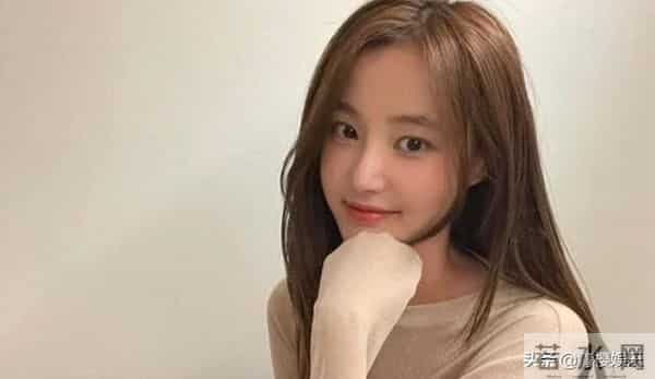 两次街拍被实锤，却次次不承认，李敏镐是怎样对待新恋情？