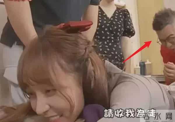 台湾女星上节目体验正骨,穿紧身衣多次走光,内衣被解仍配合演出