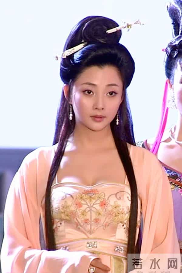 殷桃的坎坷情史：深陷包养门的同时，还被搅进两男三女的爱恨纠葛