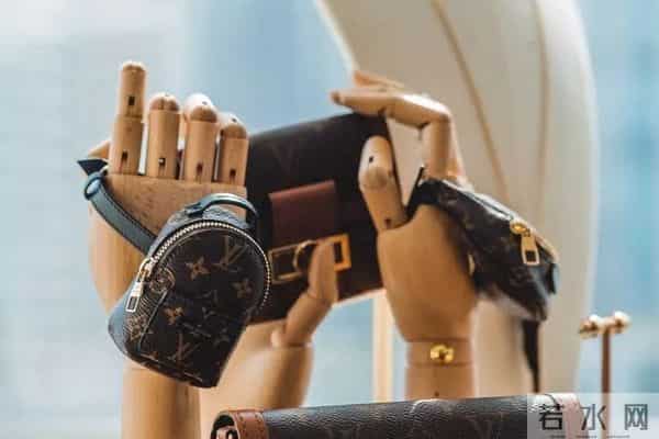 让她们美出天际的包包，居然赢在一根“条”上？