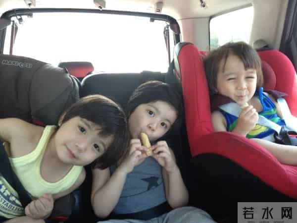 还记得《天才宝贝》的小主角吗？长大后兄弟三人长相太逆天了!