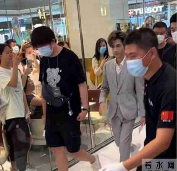 矮个男星虚报身高，穿高跟鞋、踩箱子，跟女明星同框就原形毕露