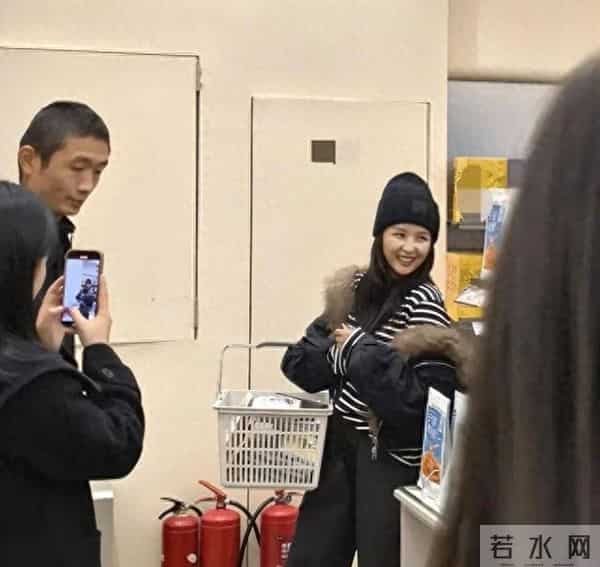 39岁何洁现身湖南长沙一家超市购物,个子又矮又胖,外形非常普通