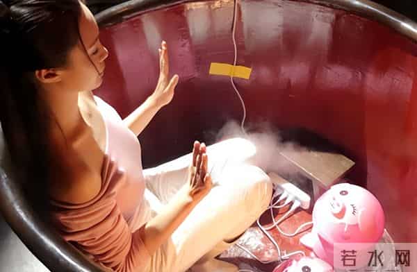 难怪电视里只有上半身,镜头下移后,是不能看的尴尬全景