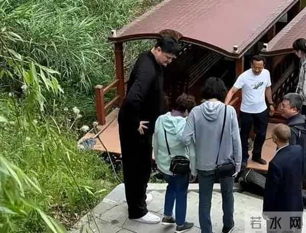 姚明一家游苏州太湖,15岁女儿打扮太老气,岳母出镜瘦又高超170