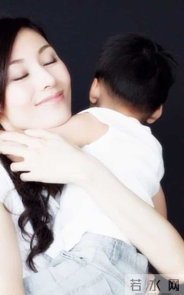 伊能静晒儿女合照 称作为母亲有爱的能力