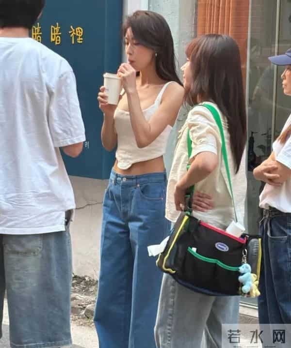 23年前“少男杀手”《色即是空》女主河智苑被偶遇,46岁宛如少女