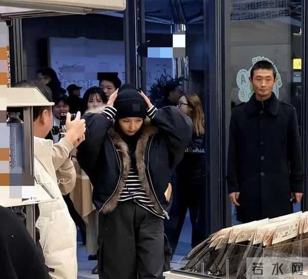 39岁何洁现身湖南长沙一家超市购物,个子又矮又胖,外形非常普通