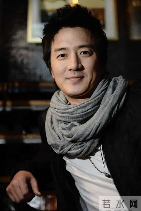 他是古早帅大叔，年轻时堪称人气男神，还娶了位小10岁女主播。