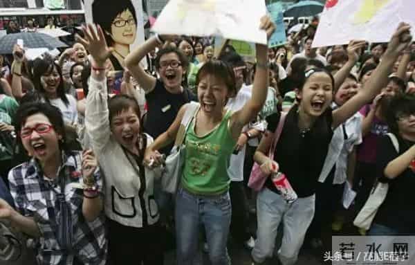 失去了顶极流量的加持,现在的周笔畅却比以前更开心了