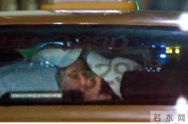 宅男女神郭书瑶被曝新恋情！深夜与神秘男吃火锅，牵手回家不避嫌