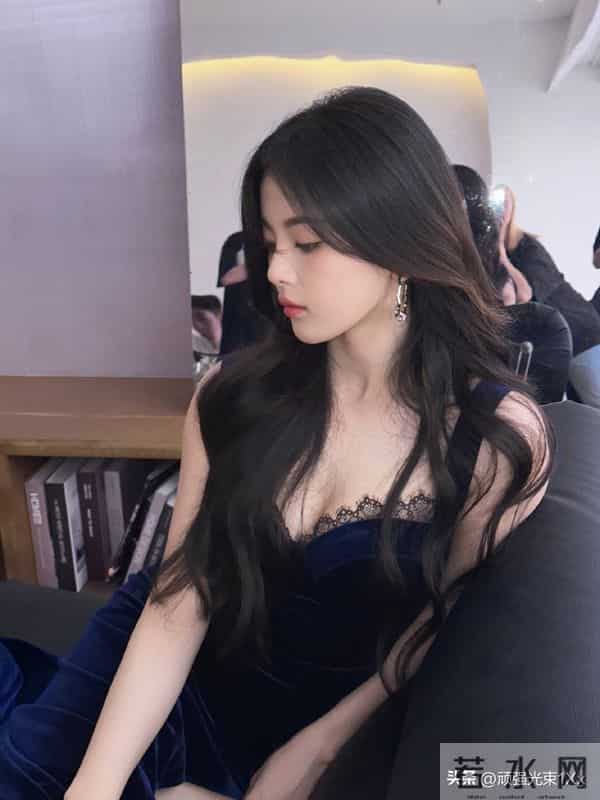 杨超越蕾丝边显得好性感