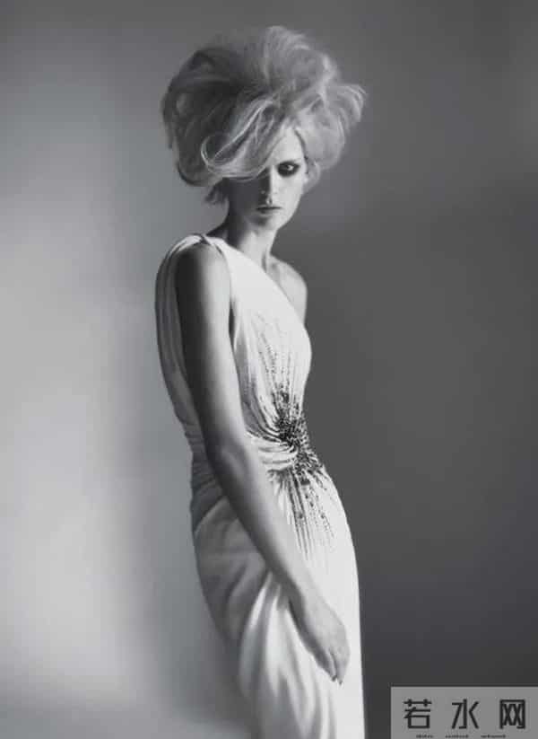 英国“贵族”超模突然离世!雌雄同体的美惊艳世人,曾是老佛爷挚爱…