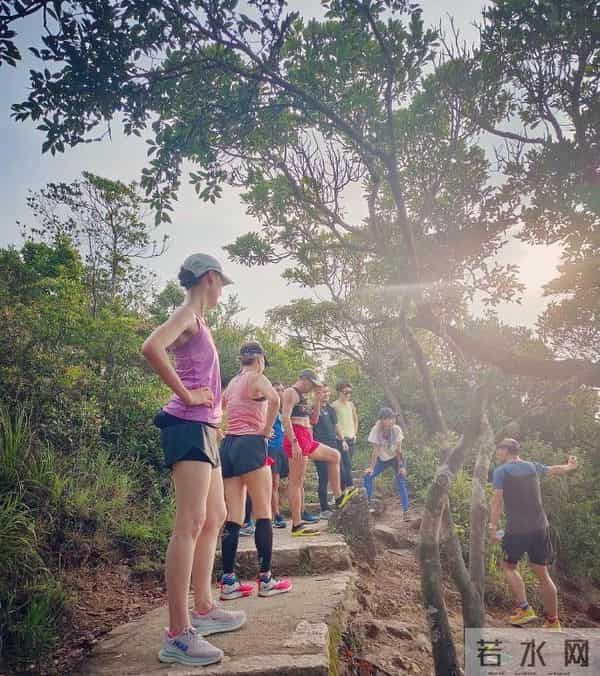 梁洛施现身山间跑步，一双大长腿十分抢镜！郭嘉文很难取代其地位