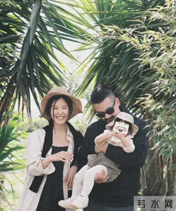 杨子姗晒老公吴中天扮圣诞老人给女儿送礼物，2岁女儿软萌很可爱