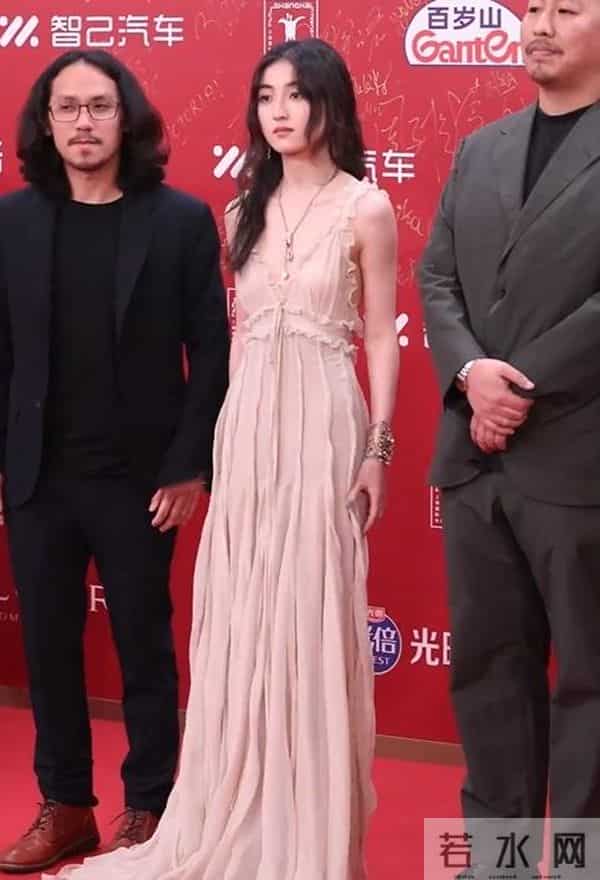 有一种“尴尬”叫张子枫玩性感，身材平平无奇，却偏要露点什么