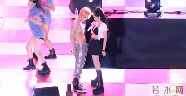 公费恋爱,泫雅也太敢了