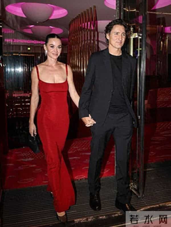 水果姐穿吊带红裙满脸堆笑,牵手大13岁加拿大前总理,满面春风