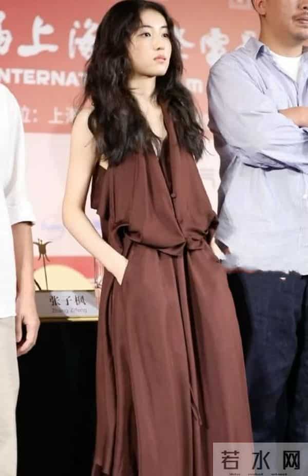 有一种“尴尬”叫张子枫玩性感，身材平平无奇，却偏要露点什么