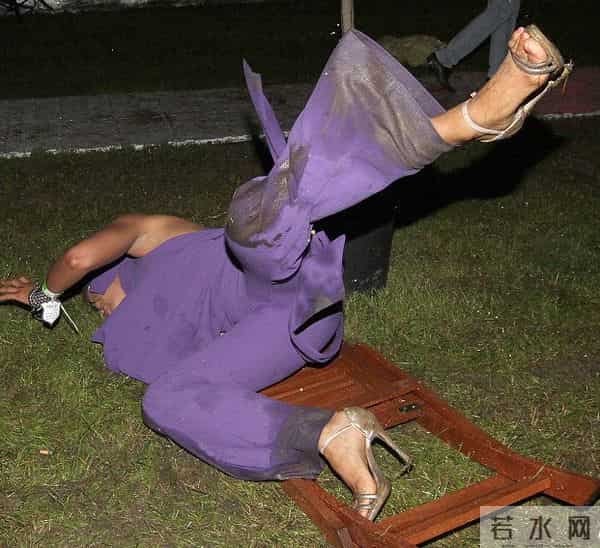 梁咏琪颁奖礼摔倒,而女星摔倒也不止她一个