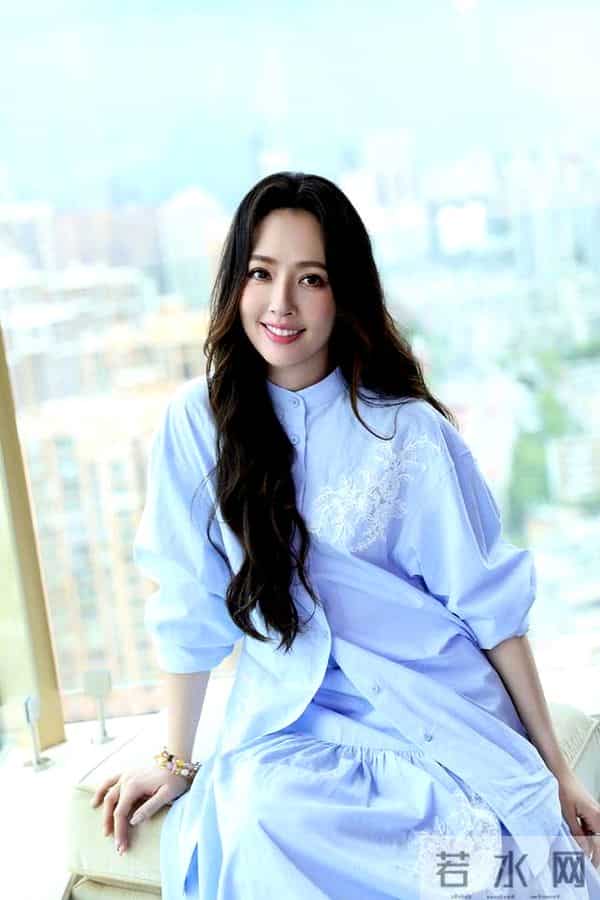 郭碧婷在家自拍曝光内景！面积小装修简单显拥挤，41岁长不少白发