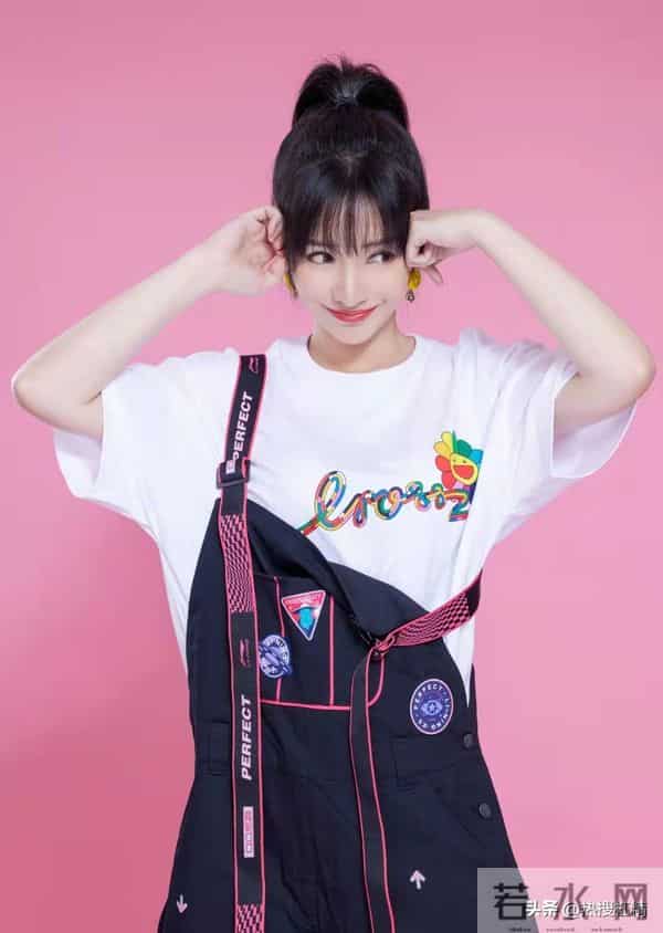 柳岩和男友在睡懒觉,突然门被打开,男友妈妈要教柳岩做辣椒炒肉