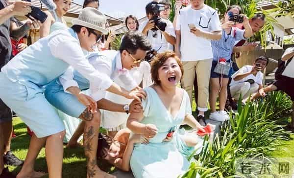 16年后,柳岩被娱乐圈“扒光”的衣服,终于被大鹏一点点穿了回去