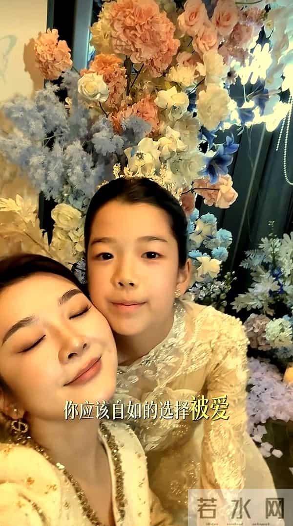 王栎鑫吴雅婷同框为女儿庆生,10岁王唯伊像爸爸,一家四口好幸福