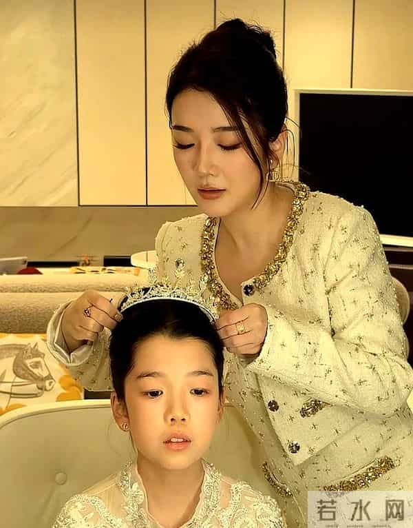 王栎鑫吴雅婷同框为女儿庆生,10岁王唯伊像爸爸,一家四口好幸福