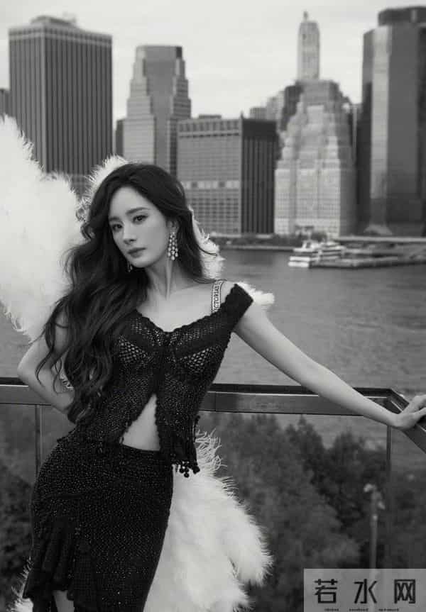 时尚女王杨幂参加维密大秀 穿镂空闪钻胸衣性感撩人