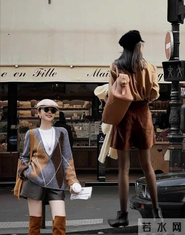 秋冬很火穿搭,毛领短外套+灰内搭+深灰阔腿裤,是“都市精英模板