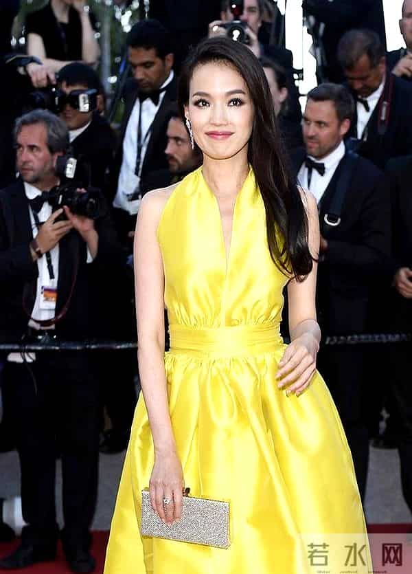 又被“舒淇”的大尺度惊艳!大胆穿挂脖露背裙走红毯,真不怕走光