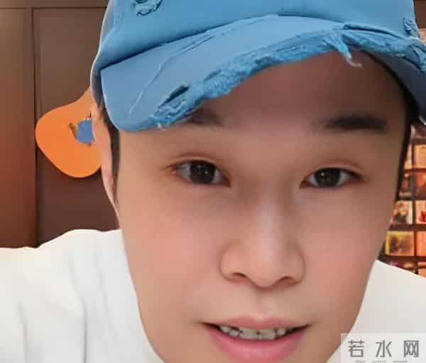 44岁小沈阳现身故宫,没人认识还找三个保镖清道 网友嘲讽:谱真大